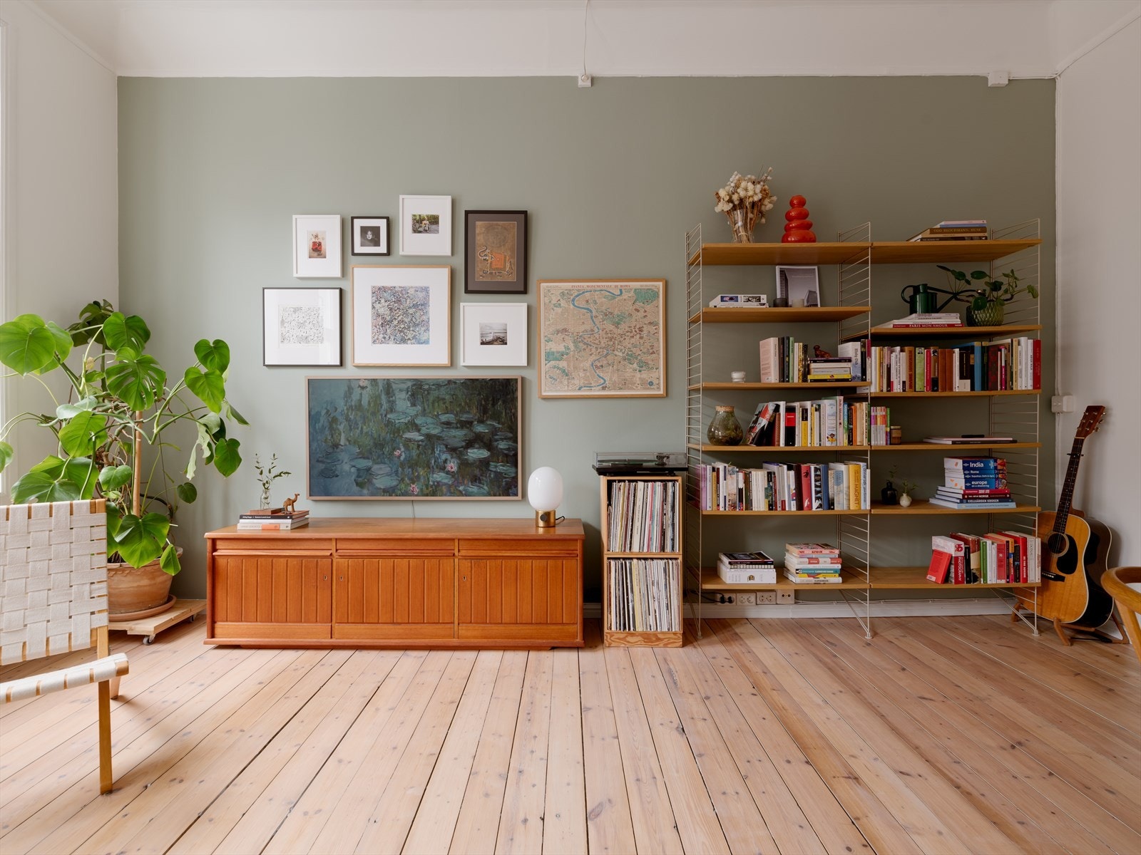 Alle overflater (unntatt tak i soverom) er malt i delikate og tidsriktige farger mellom 2021-2026. Galleribilde