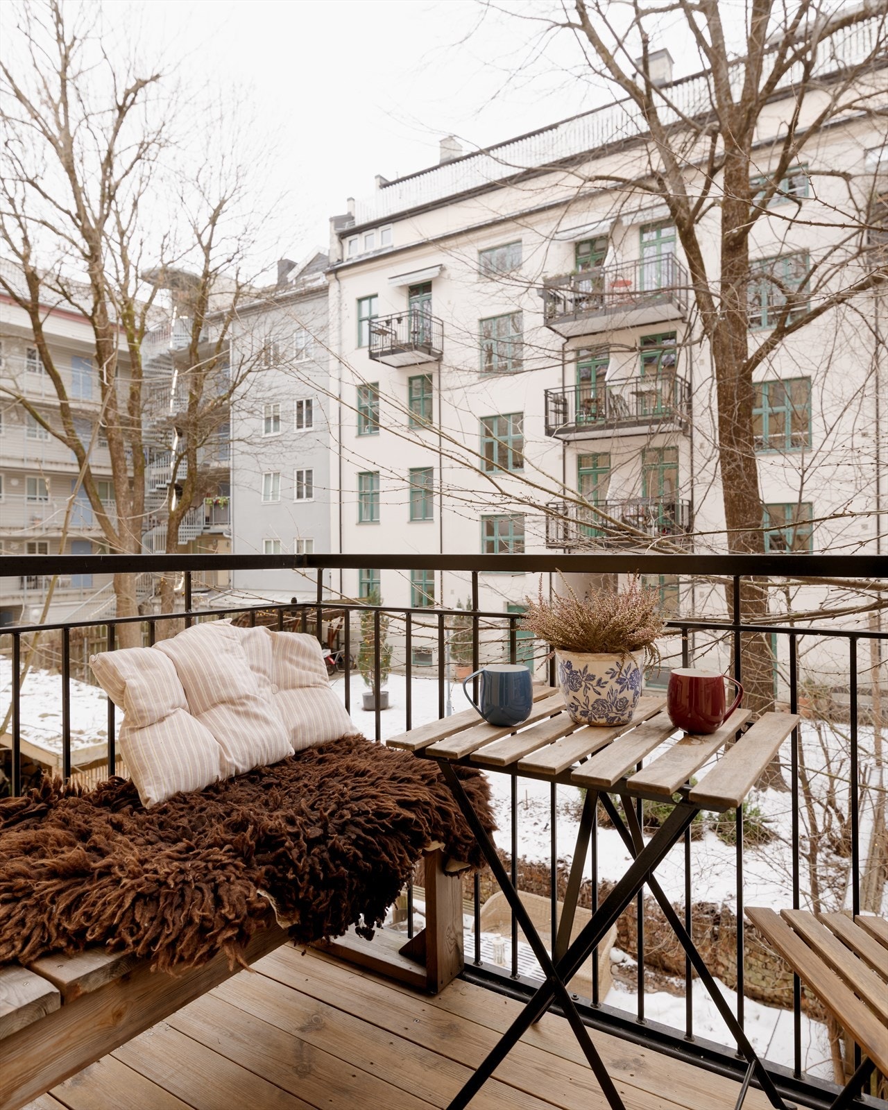 Den nordvendte balkongen er et svalt og behagelig tilfluktssted på varme sommerdager. Galleribilde