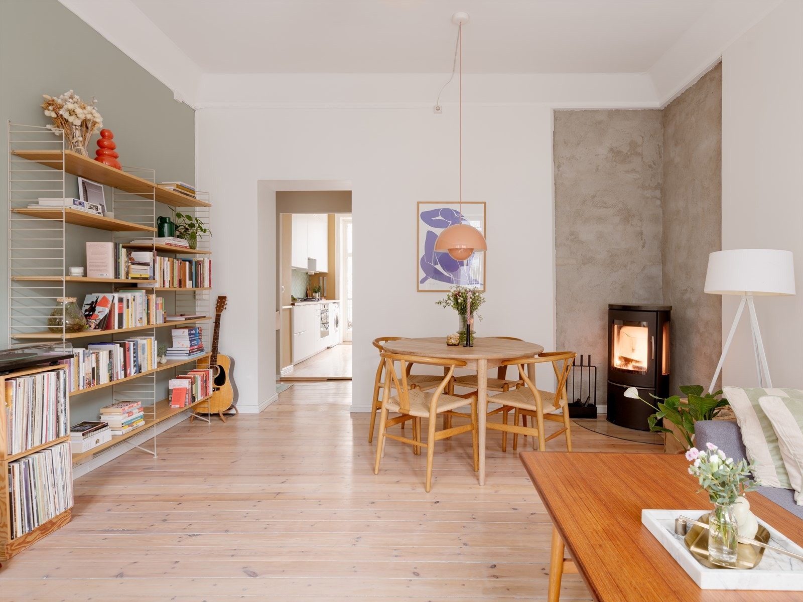 Leiligheten har en gjennomgående planløsning med store vindusflater på begge sider som sørger for en spesielt lys og luftig følelse. Galleribilde