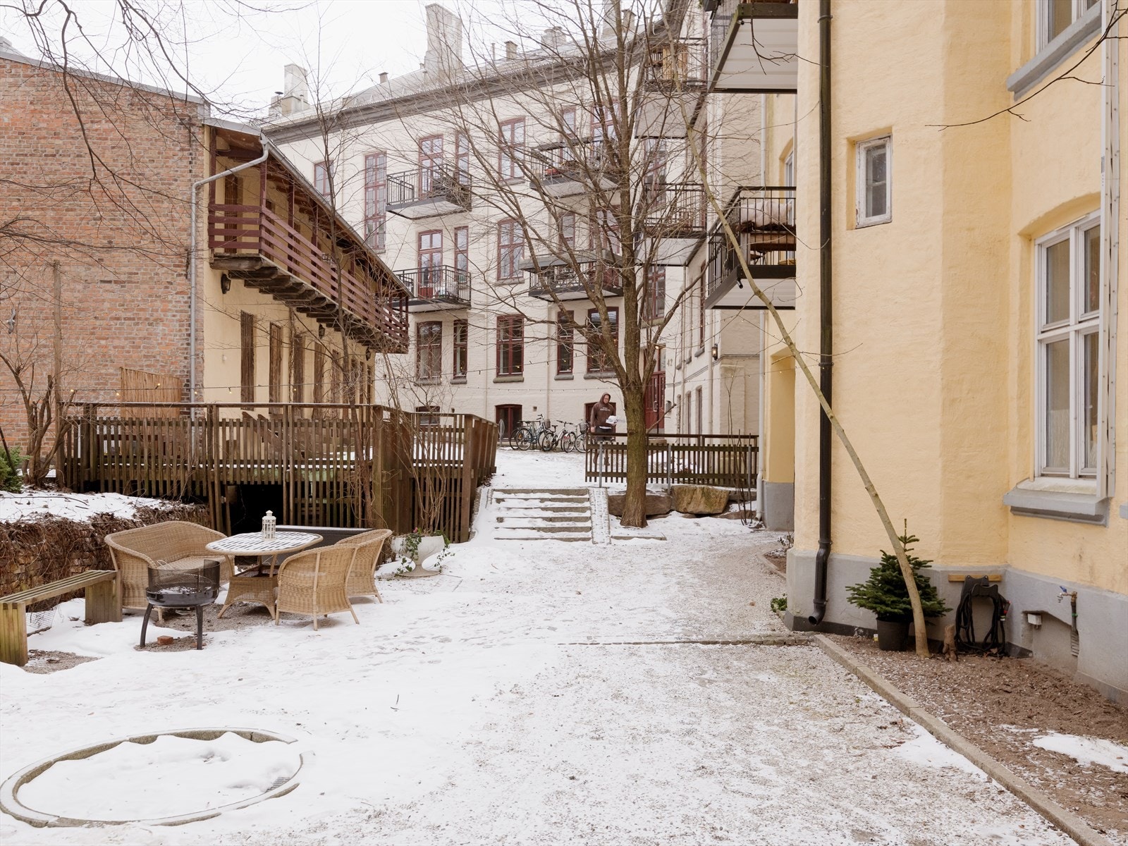 Fellesarealene inkluderer sittegrupper og en bålpanne som benyttes ved sosiale anledninger. Galleribilde