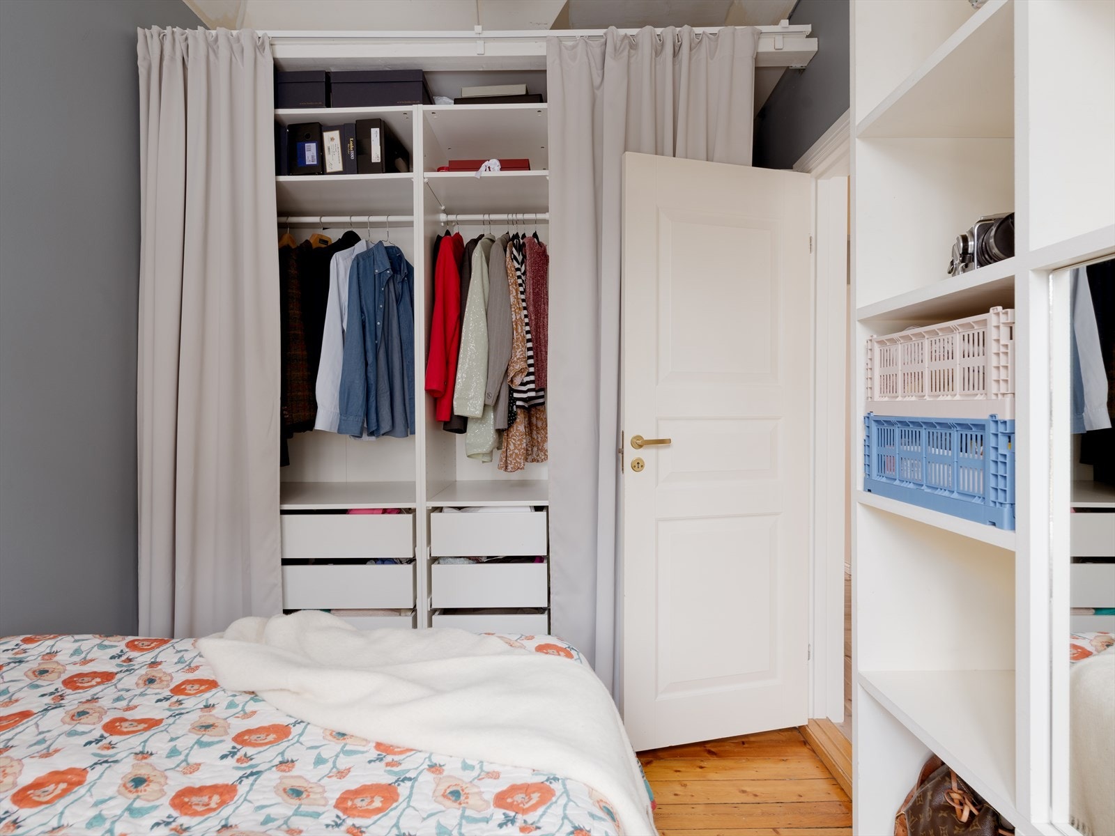 En åpen garderobeløsning med forheng utnytter plassen effektivt. Galleribilde