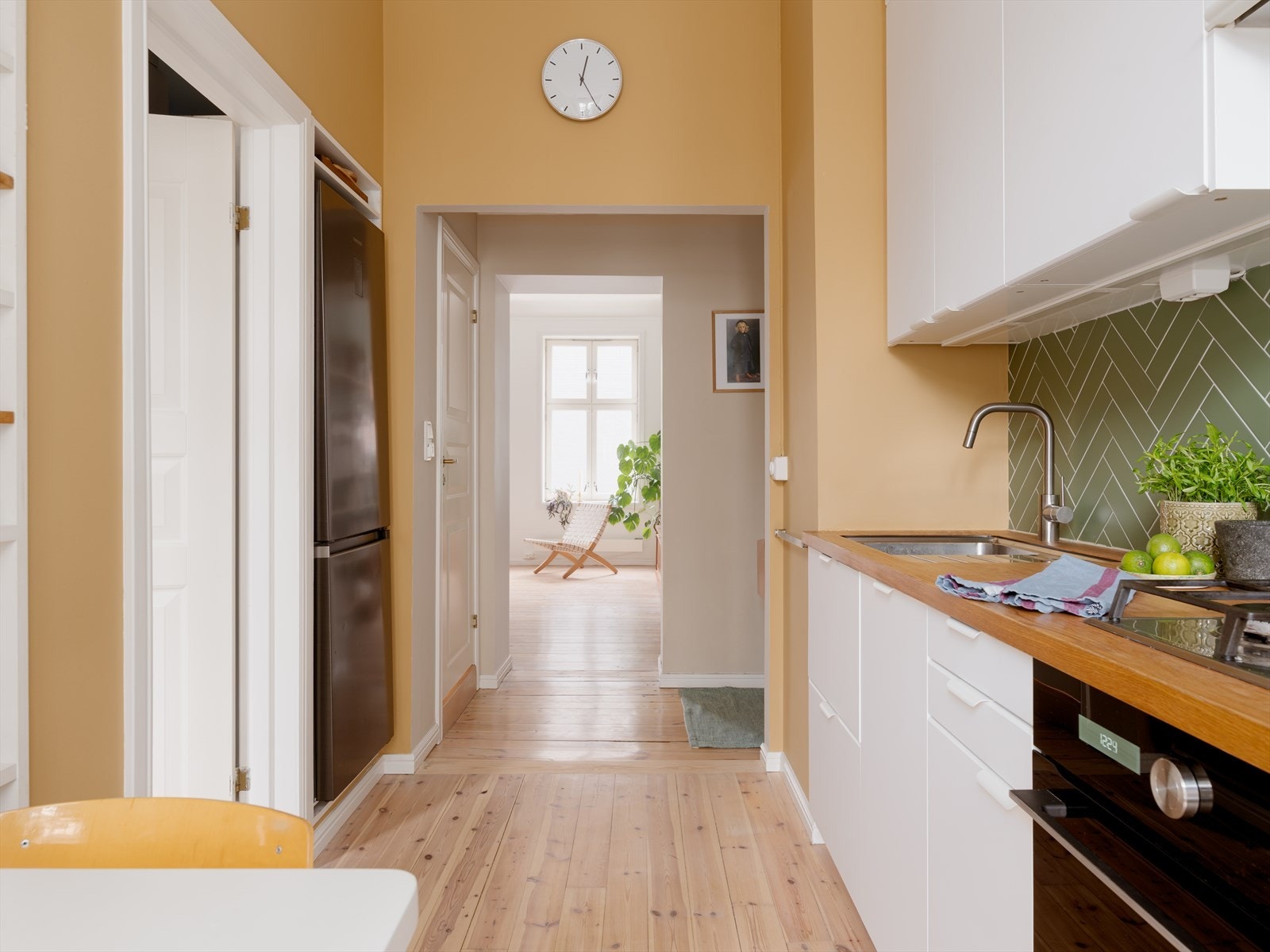 Kjøkkenet er utstyrt med integrert stekeovn, gasskoketopp og oppvaskmaskin som medfølger. Galleribilde