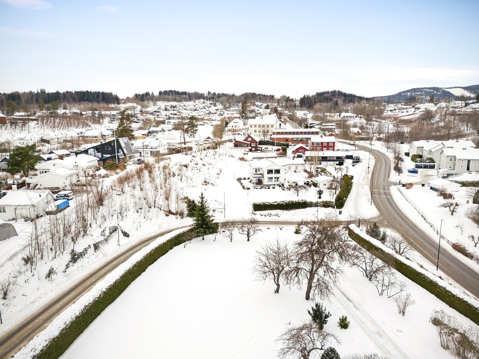 Tomten er relativt flat og har noe beplantning av frukttrær og hekk. Galleribilde