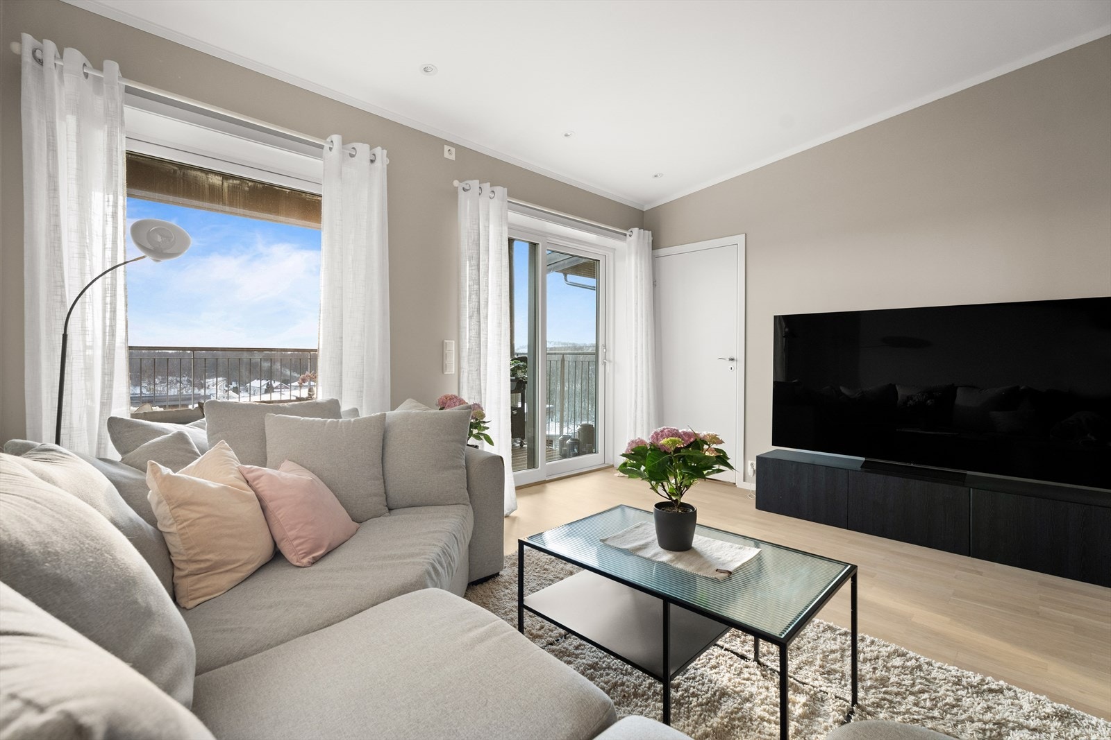 Veggene har malte gipsoverflater som gir et rent og helhetlig uttrykk. Galleribilde