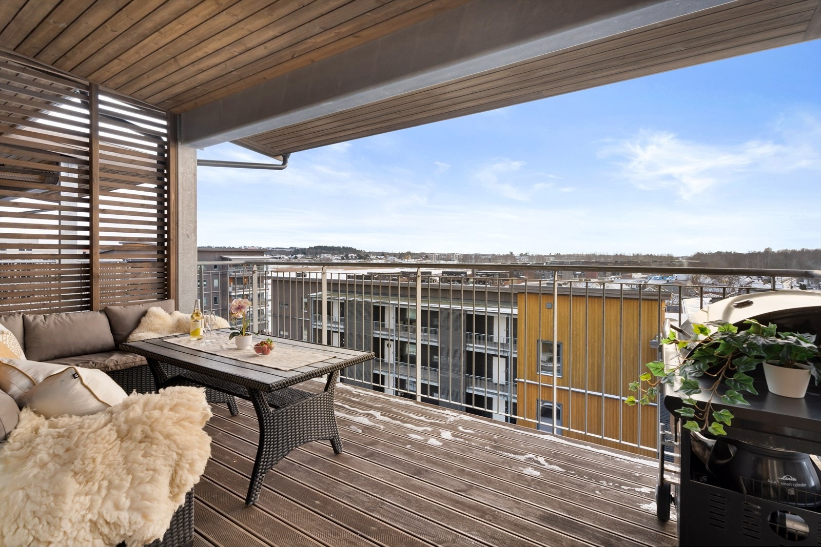 Den store, sør/vest vendte balkongen på 12 m² har god plass til en romslig sittegruppe. Galleribilde