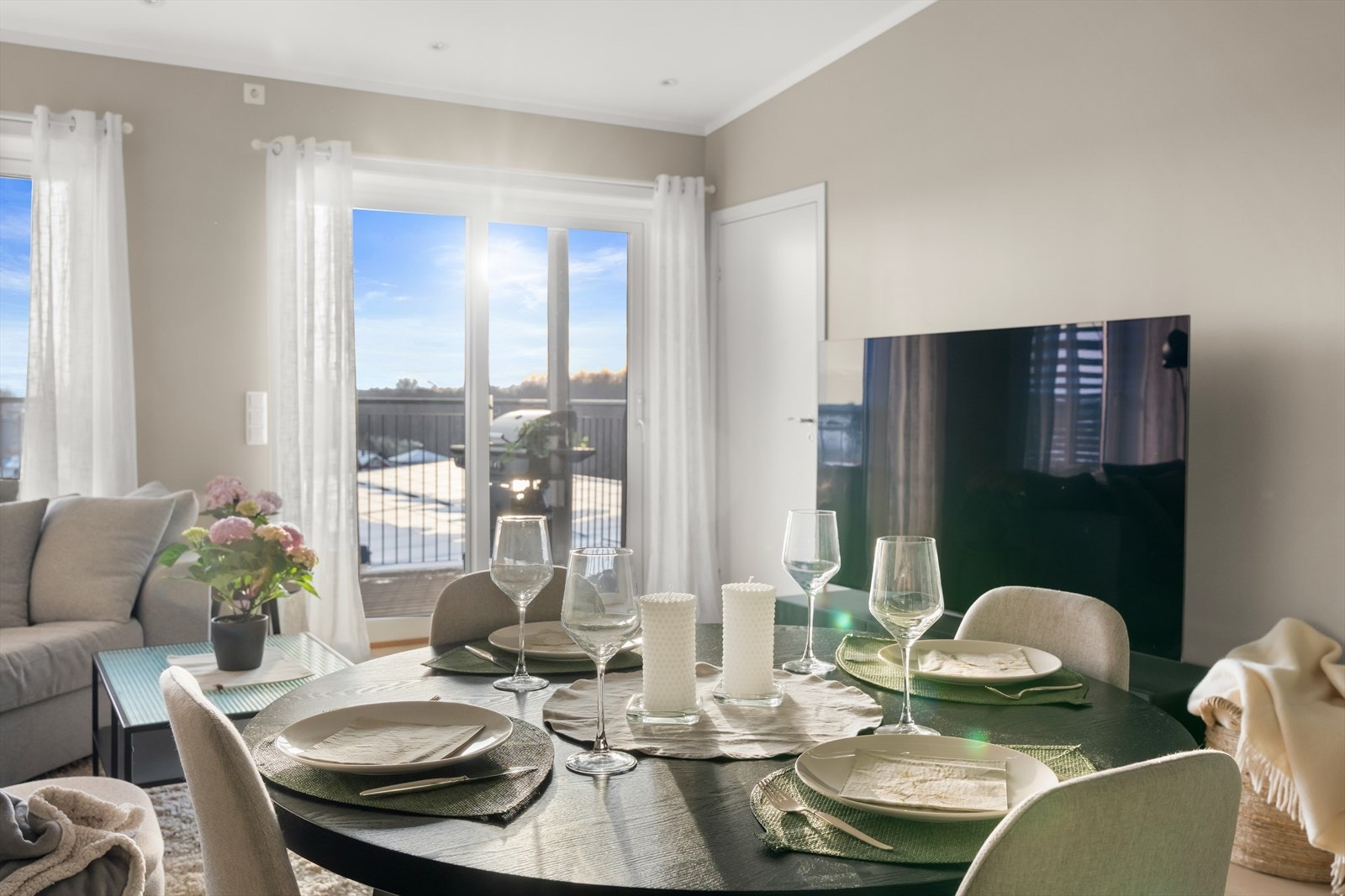 Fra spisebordet har man direkte utsyn mot balkongen og området utenfor. Det er screens på alle vinduer i sør. Galleribilde