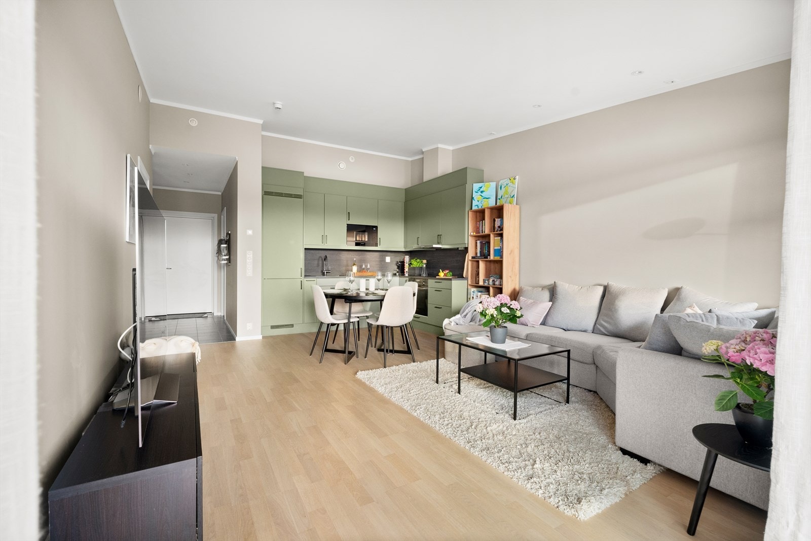 Leiligheten har en gjennomgående høy standard og en behagelig, vannbåren gulvvarme. Galleribilde