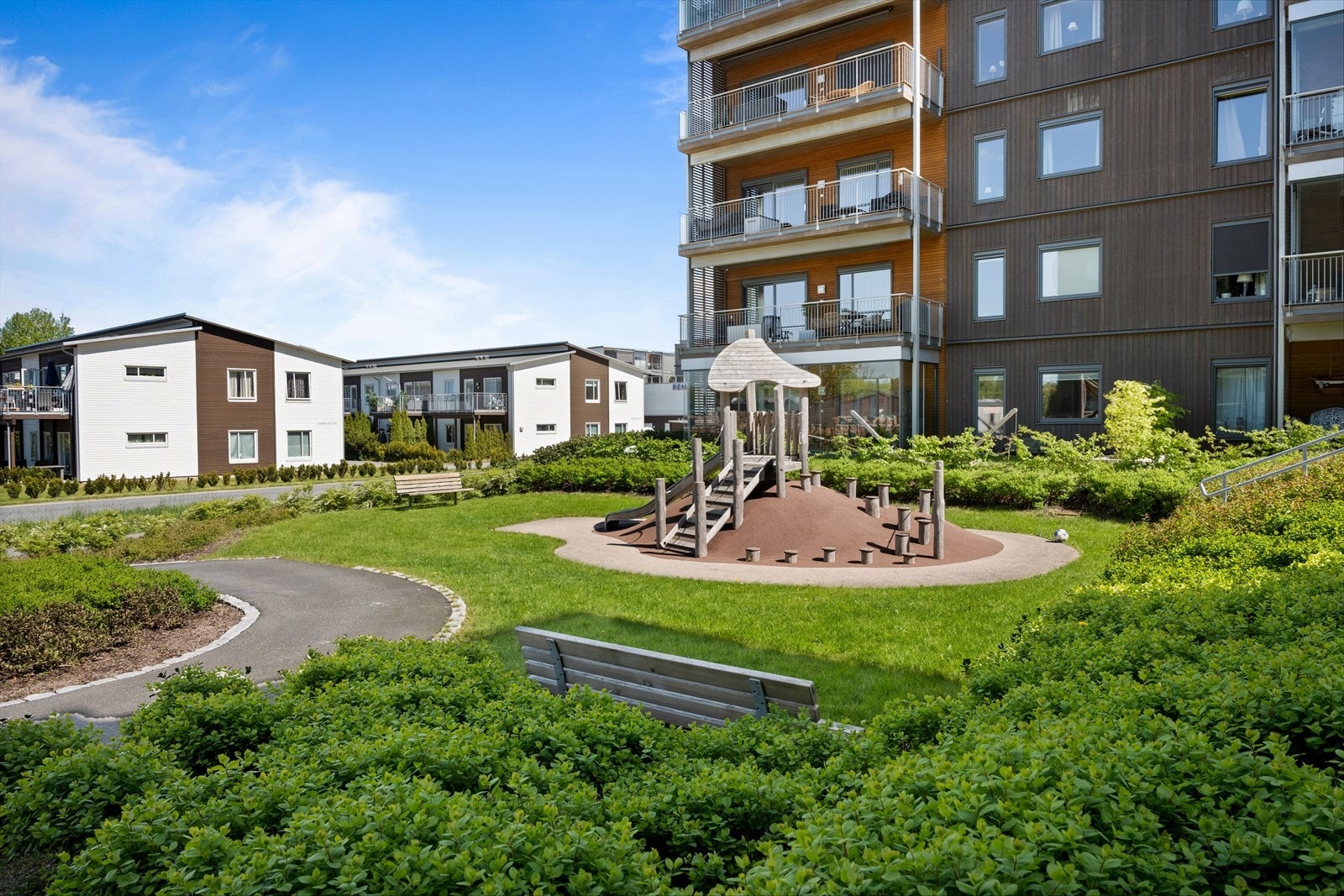 Fellesområdene er svært pent opparbeidet med lekeplasser og store grøntarealer. Galleribilde