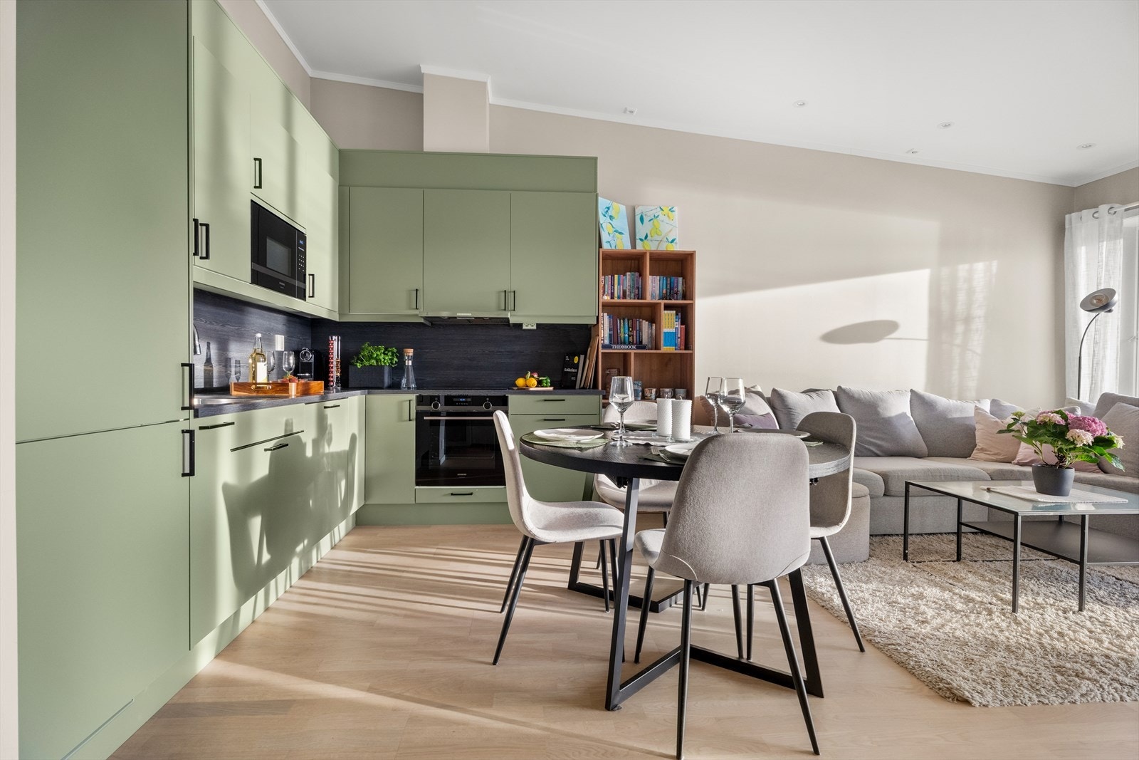 Kjøkkenet er fullt utstyrt med integrert oppvaskmaskin, komfyr, induksjonstopp og mikro. Galleribilde