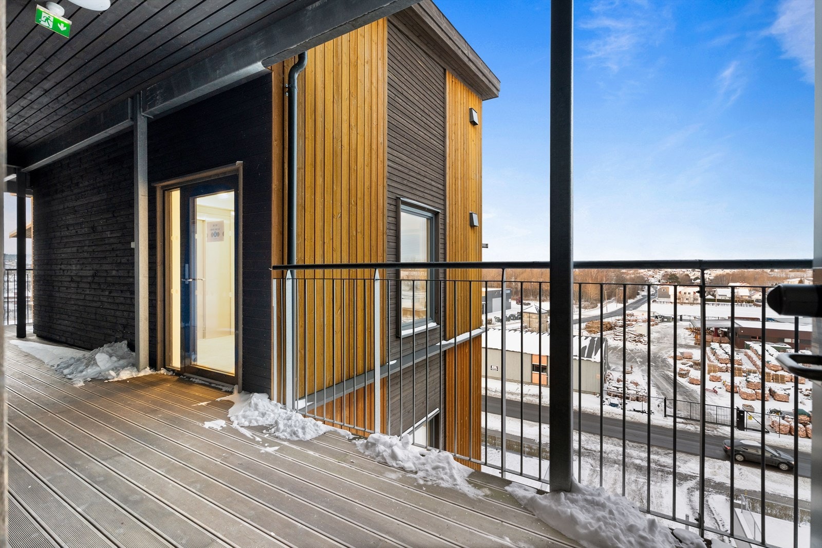 Leiligheten har adkomst via svalgang, med heis direkte fra garasjeanlegget. Branntrapp rett ved inngangsdøren til leiligheten Galleribilde