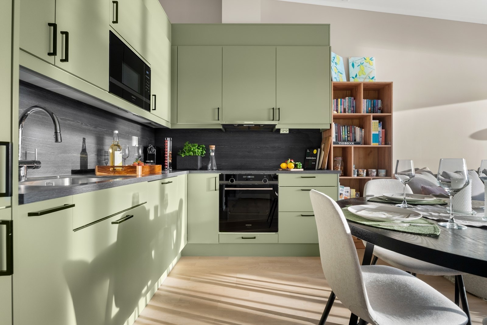 Det er montert sprutsikre plater mellom benk og overskap, samt komfyrvakt. Galleribilde