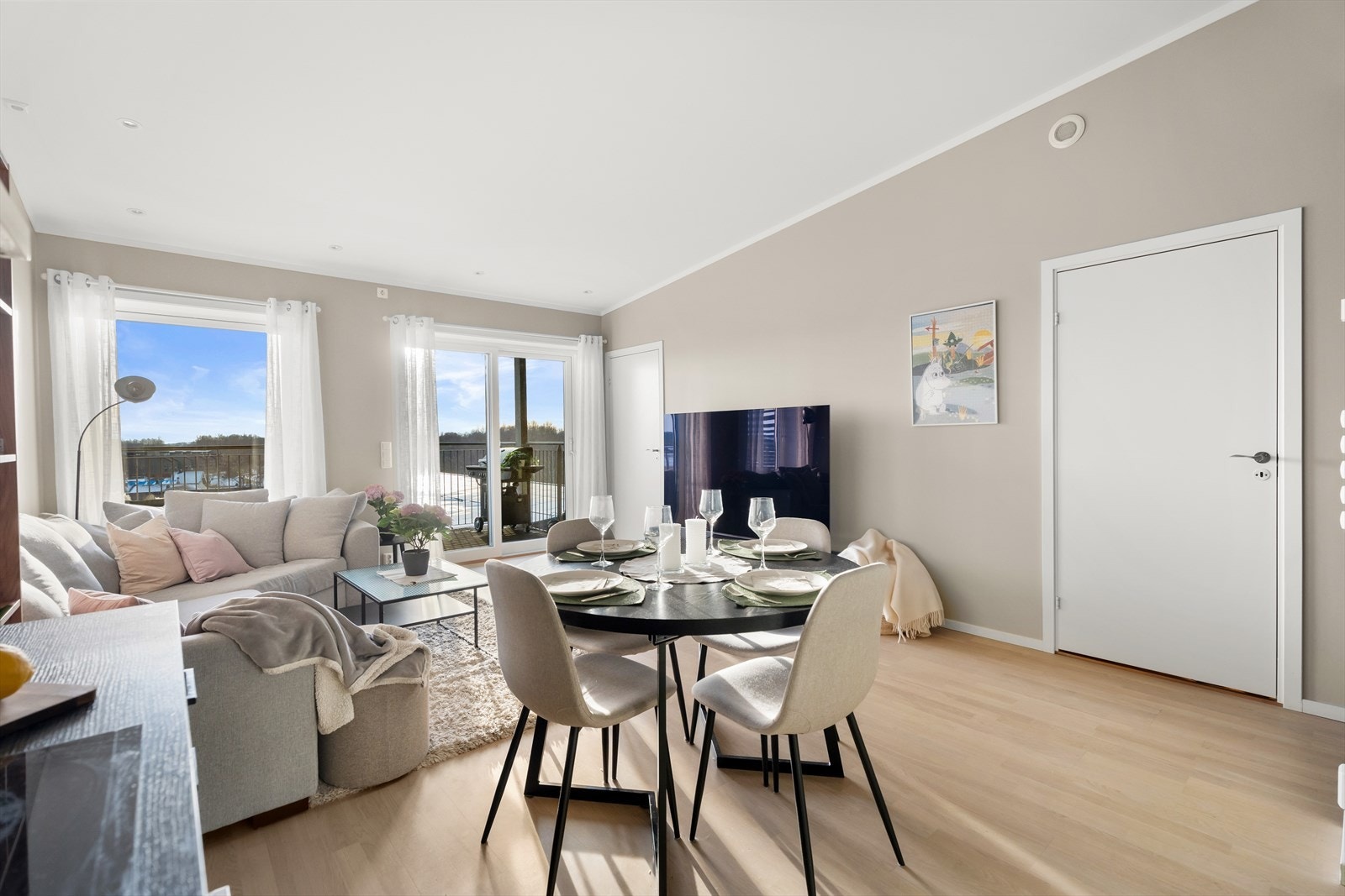 Spiseplassen er en naturlig del av allrommet, i direkte tilknytning til kjøkkenet. Galleribilde