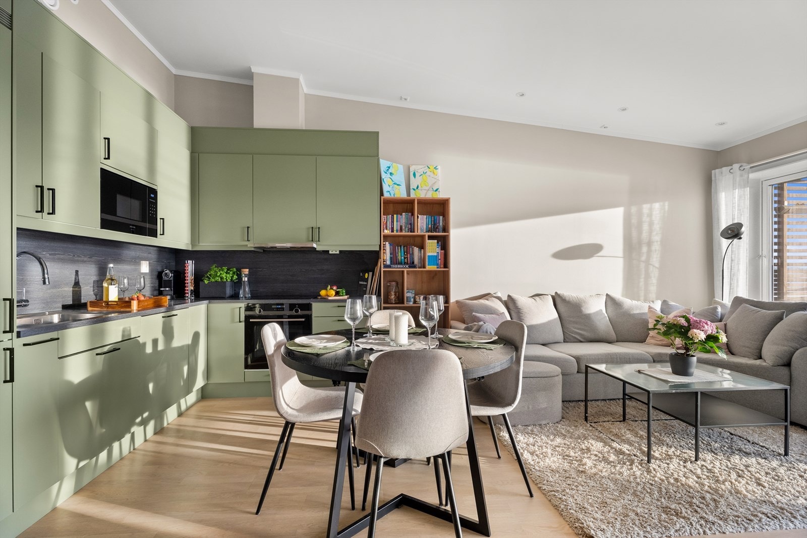 Kjøkkeninnredningen fra Sigdal har stilrene, grønne fronter og laminatbenkeplate. Galleribilde