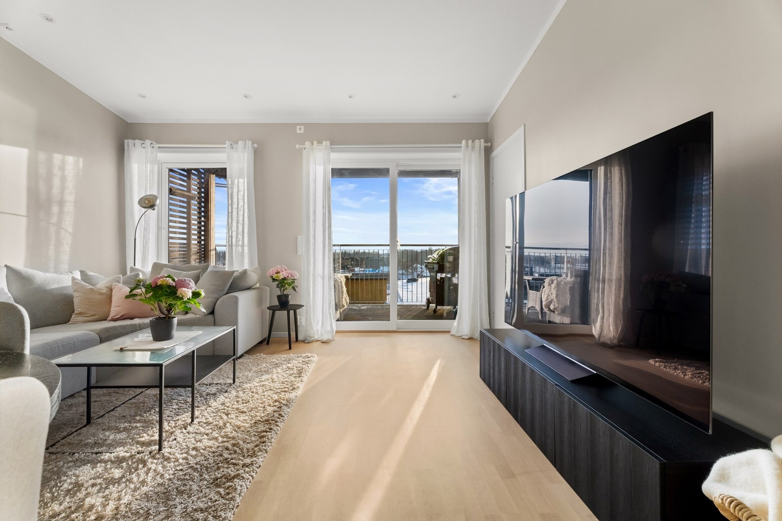 Den brede hev-skyv-døren i 3-lags glass åpner opp mot balkongen. Galleribilde