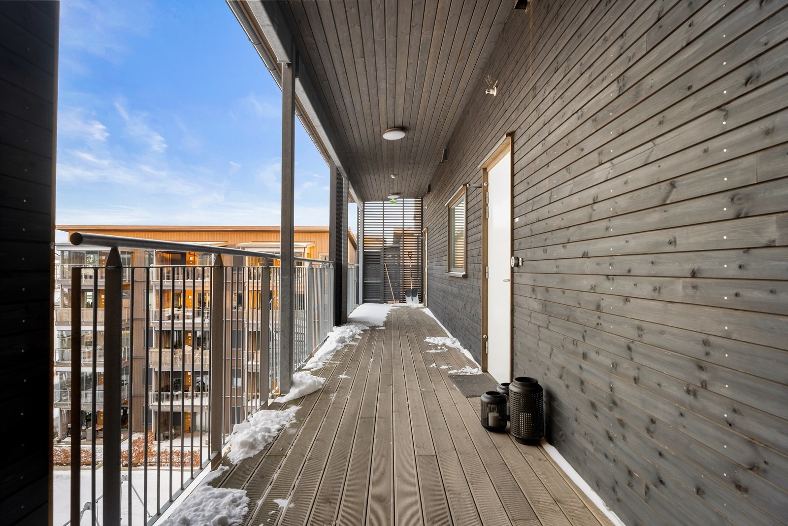 Inngangsdøren er en El30/42db-klassifisert dør for brann- og lydsikkerhet. Galleribilde