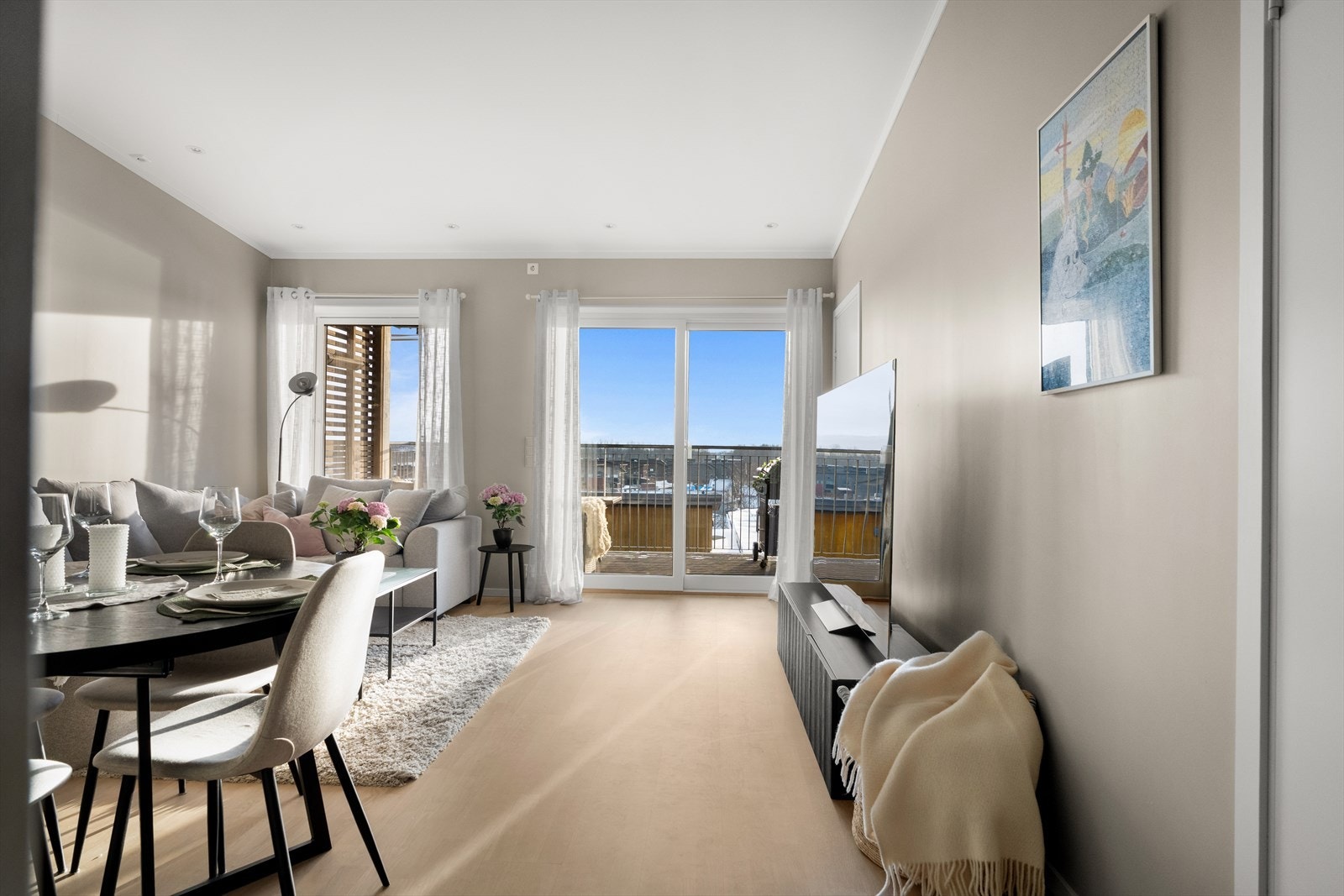 Store vindusflater og utgang til balkong gir rikelig med lys og en luftig atmosfære. Galleribilde