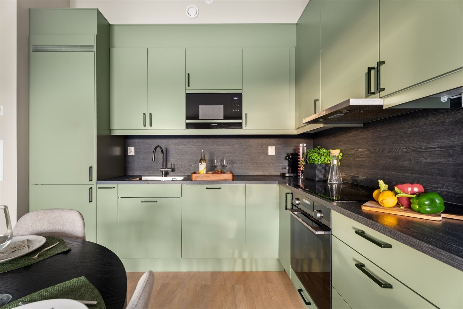 Her finnes også integrert kjøl/fryseskap, oppvaskmaskin og avtrekksvifte. Galleribilde