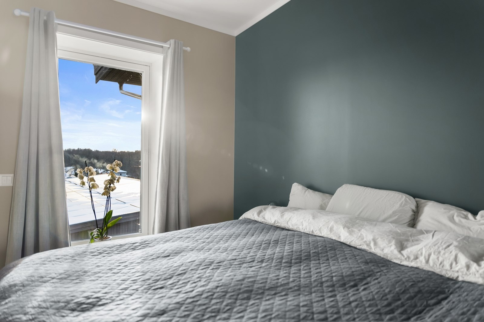 Også her er det parkett på gulvet og malte gipsvegger. Galleribilde