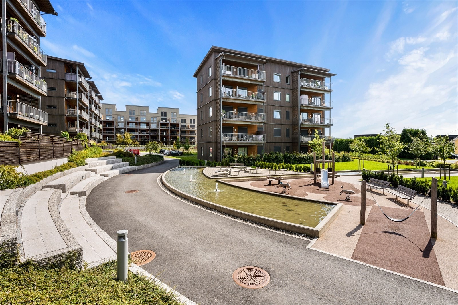 Asfalterte internveier og gangstier gjør det enkelt å ferdes i området. Galleribilde