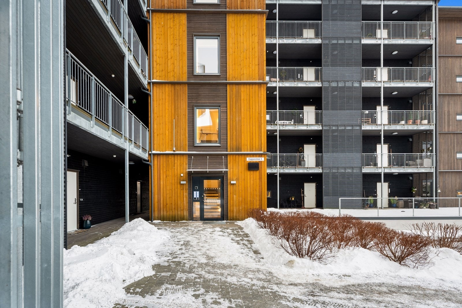 Bygget har en felles, representativ inngang fra et pent opparbeidet gårdsrom. Galleribilde