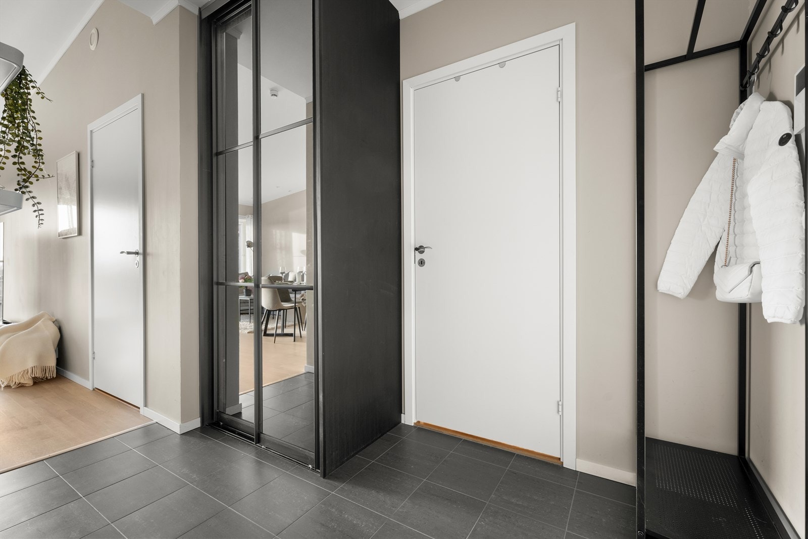 Her er det god plass til garderobeløsninger for yttertøy og sko. Galleribilde