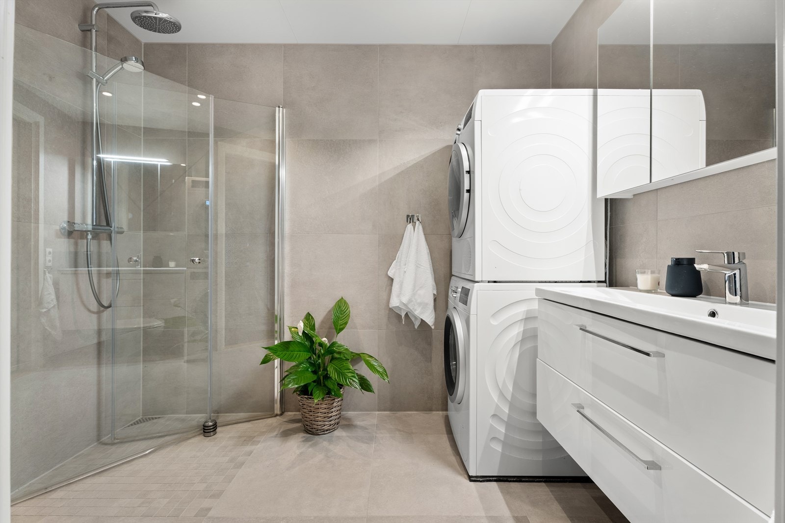 Badet har flislagte overflater og vannbåren gulvvarme for økt komfort. Galleribilde