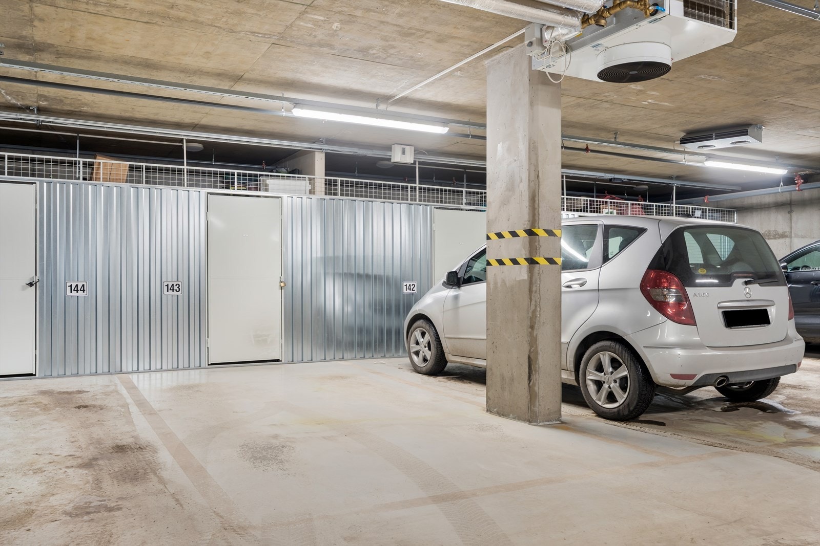 Leiligheten disponerer én parkeringsplass og en sportsbod på 5 m² i garasjekjelleren. Galleribilde