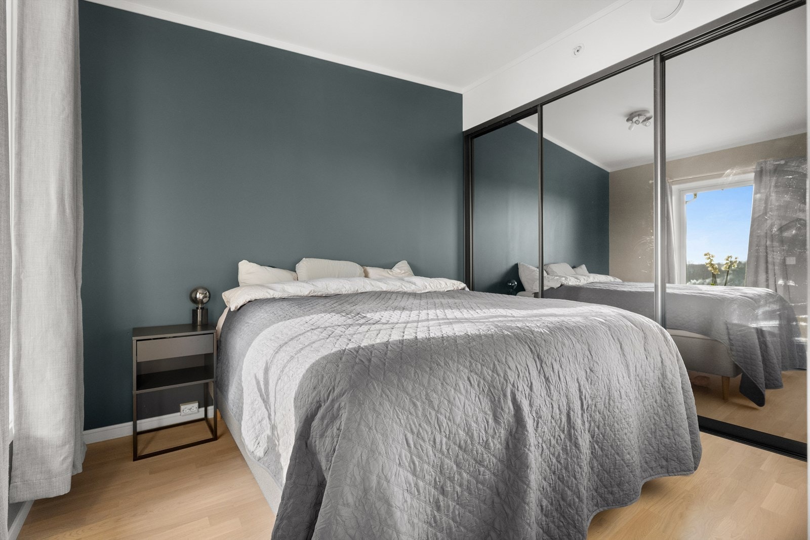 Hovedsoverommet har god plass til dobbeltseng og en stor skyvedørsgarderobe. Galleribilde