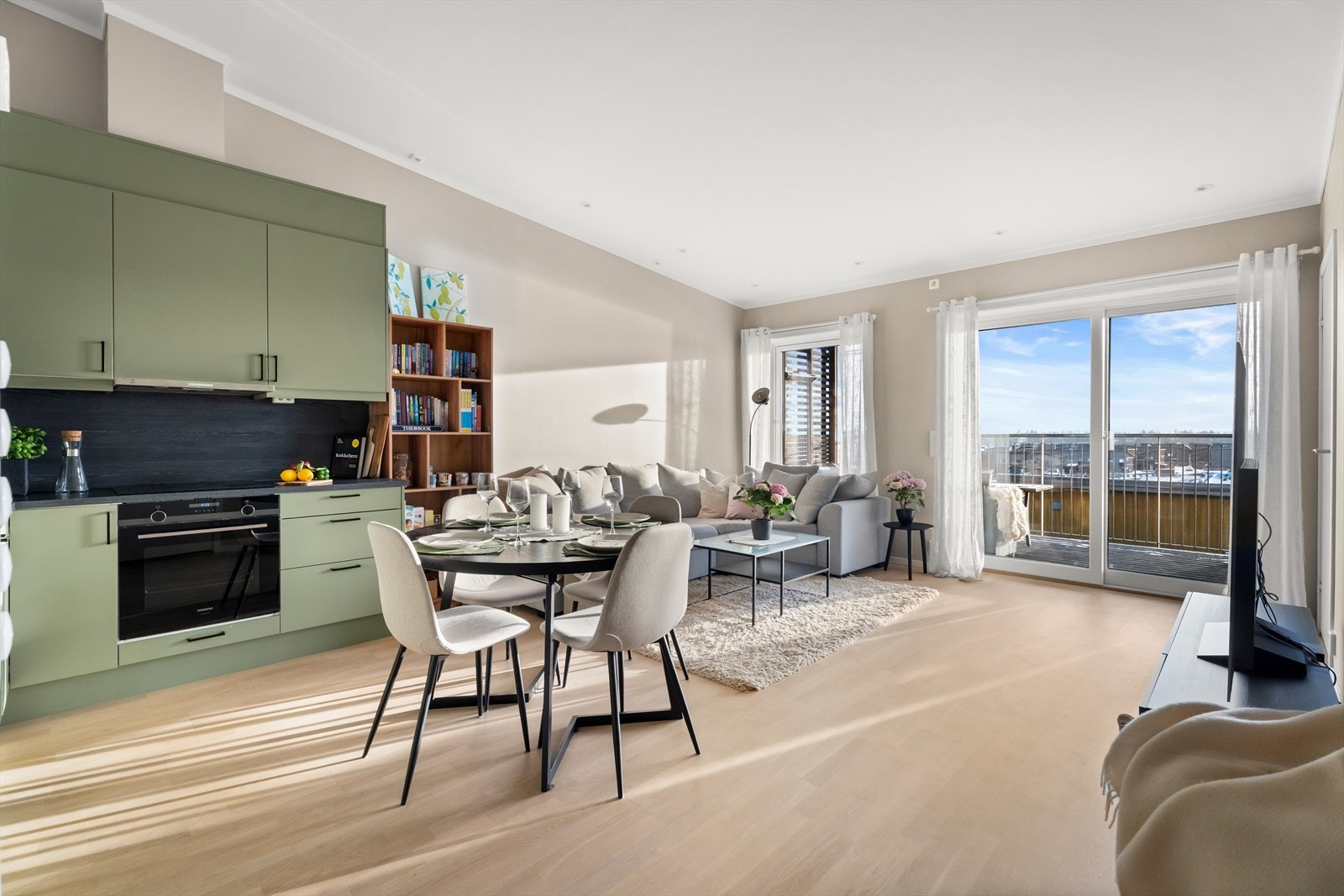 DNB Eiendom v/Michael A. Meyer (Tlf. 48062870) ønsker deg velkommen til denne moderne toppleiligheten fra 2021, med åpen stue- og kjøkkenløsning. Galleribilde