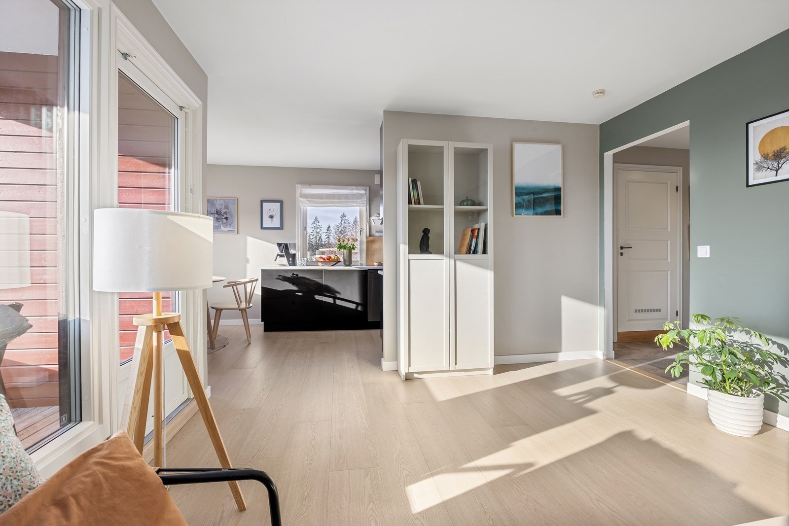 Flott med ekstra vindu over kjøkkenbenk. Galleribilde