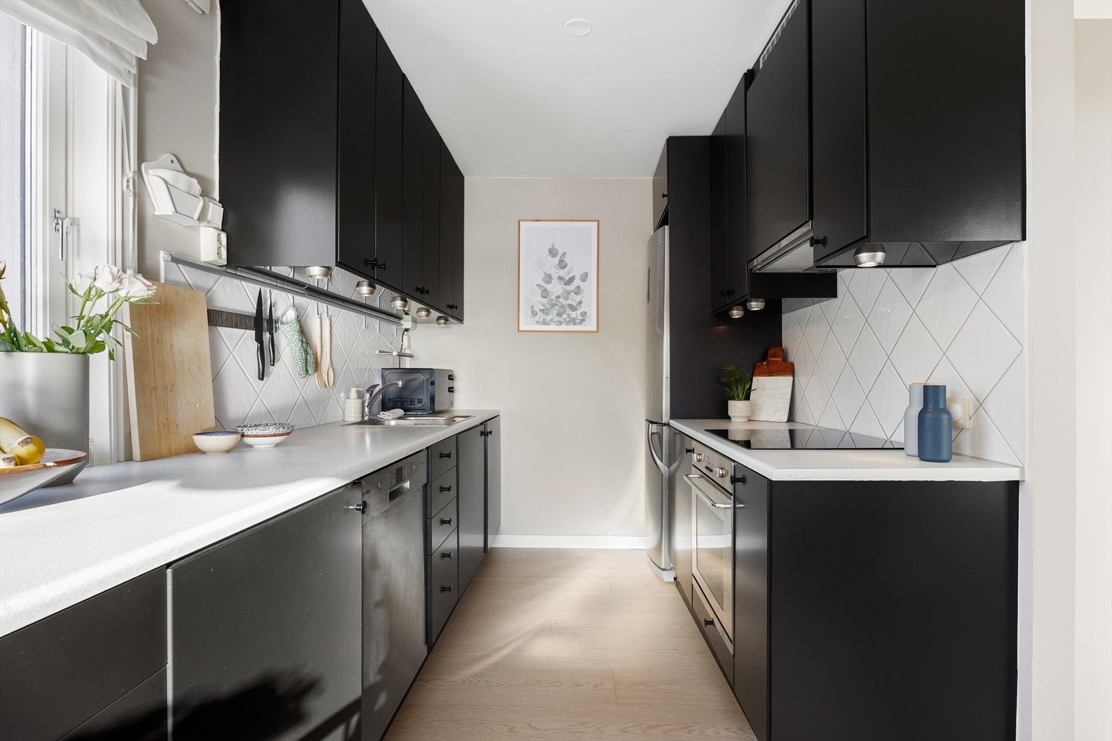 Innredningen sikrer god arbeidsflyt og oppbevaringsplass. Galleribilde