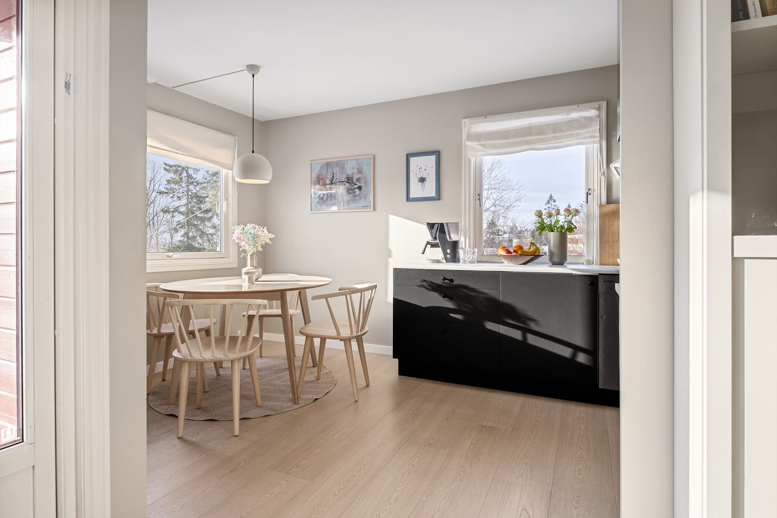 Lys og hyggelig spiseplass med gulvvarme. Galleribilde