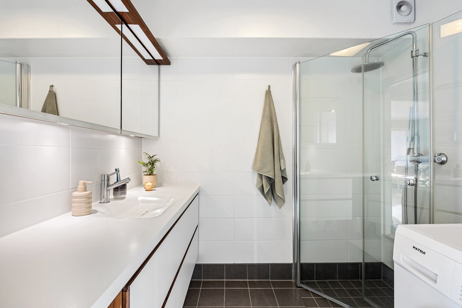 Pent flislagt bad/vaskerom. Galleribilde