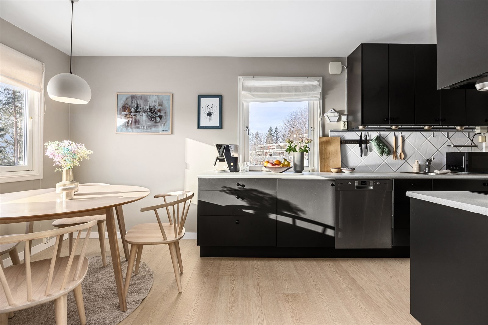 Pent kjøkken med spiseplass som ligger i åpen løsning med stuen. Her får du mye lys inn fra flere vinduer. Galleribilde