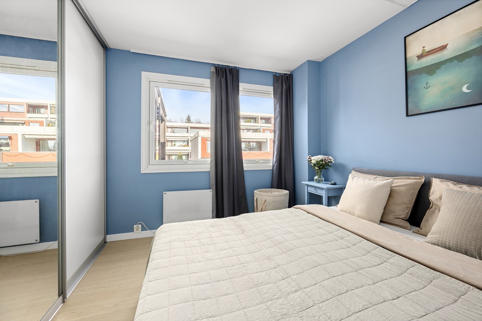 Hovedsoverommet har stor, takhøy skyvedørsgarderobe. Galleribilde