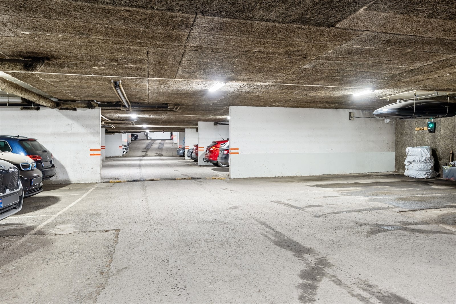 Leiligheten disponerer en fast garasjeplass (plass nr 2005) med elbillader. Anlegget har adkomst via lukket garasjeport. Galleribilde