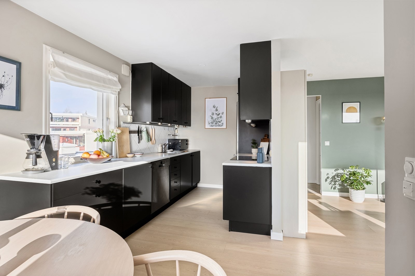 Kjøkken og stuen i åpen løsning. Galleribilde