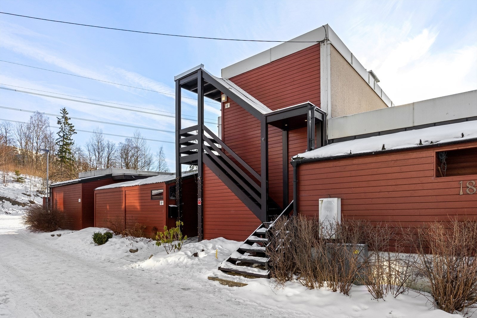 Leiligheten disponerer en ekstra ekstern bod ved inngangspartiet. Galleribilde