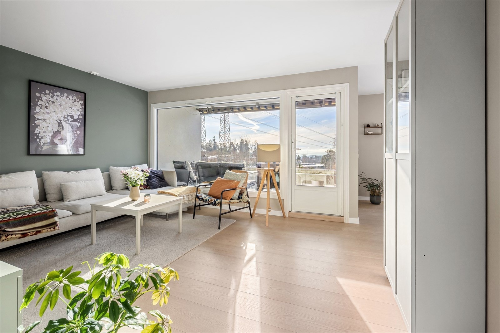 Stuen har rikelig med plass for tv-lounge. Galleribilde