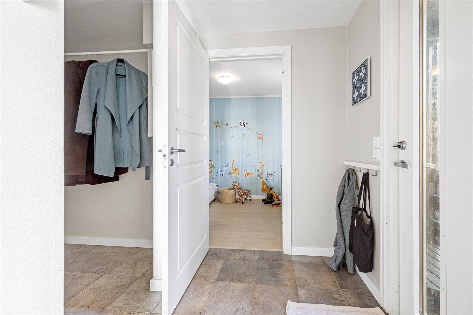 Entrè med adkomst til det minste soverommet. Galleribilde