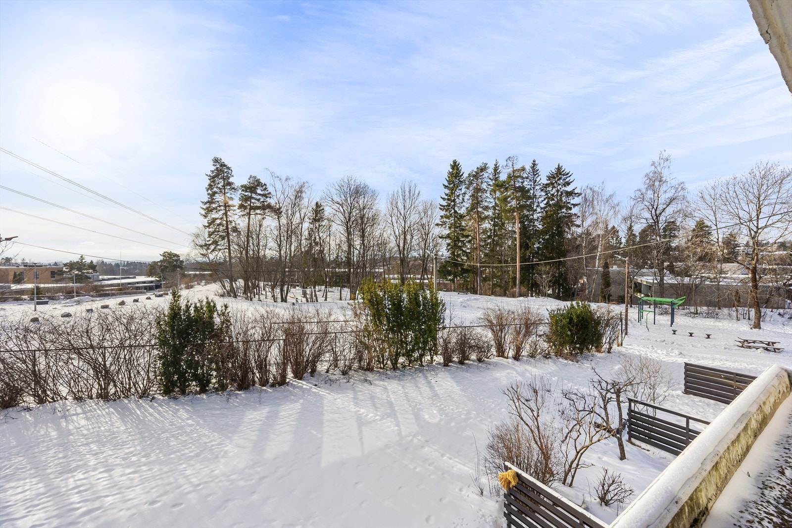 Uteplassen er solrik og lun, vendt mot et idyllisk grøntareal. Galleribilde