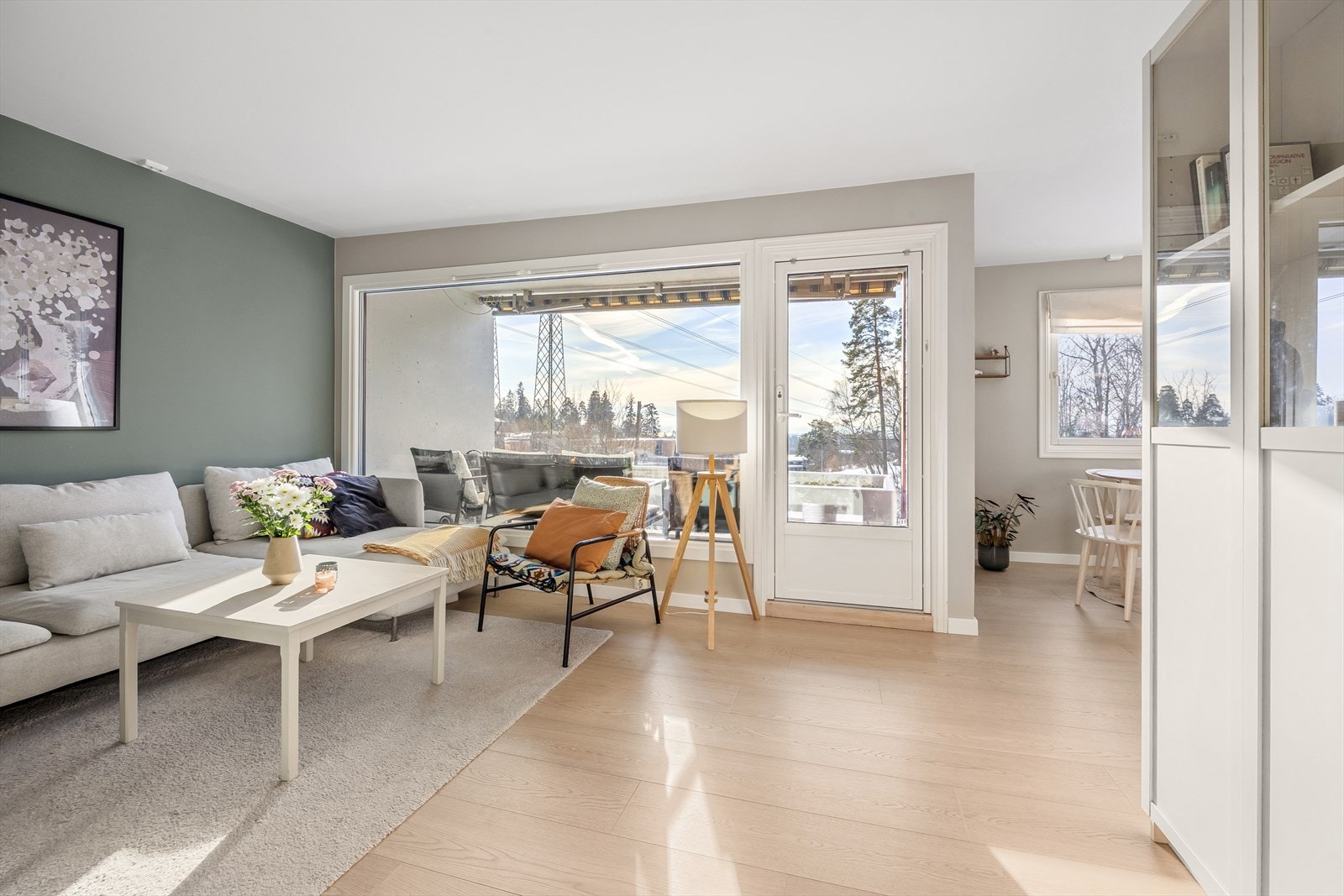 Stuen er lys og luftig, med åpen kjøkkenløsning, store vindusflater og utgang til en sydvestvendt balkong på ca 6,5 kvm med markise. Galleribilde