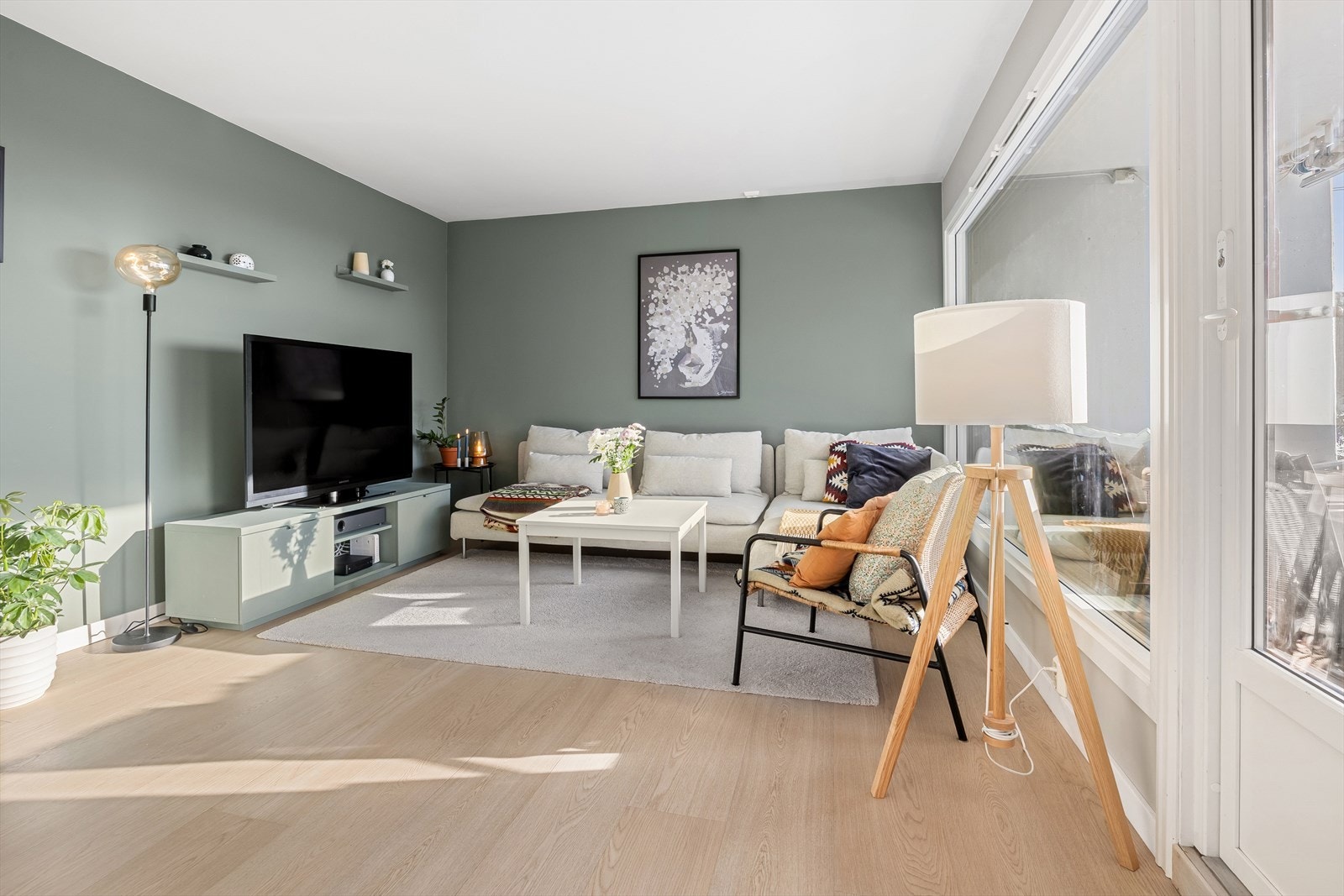 Stue med store vinduer og dør ut mot sydvestvendt balkong. Galleribilde