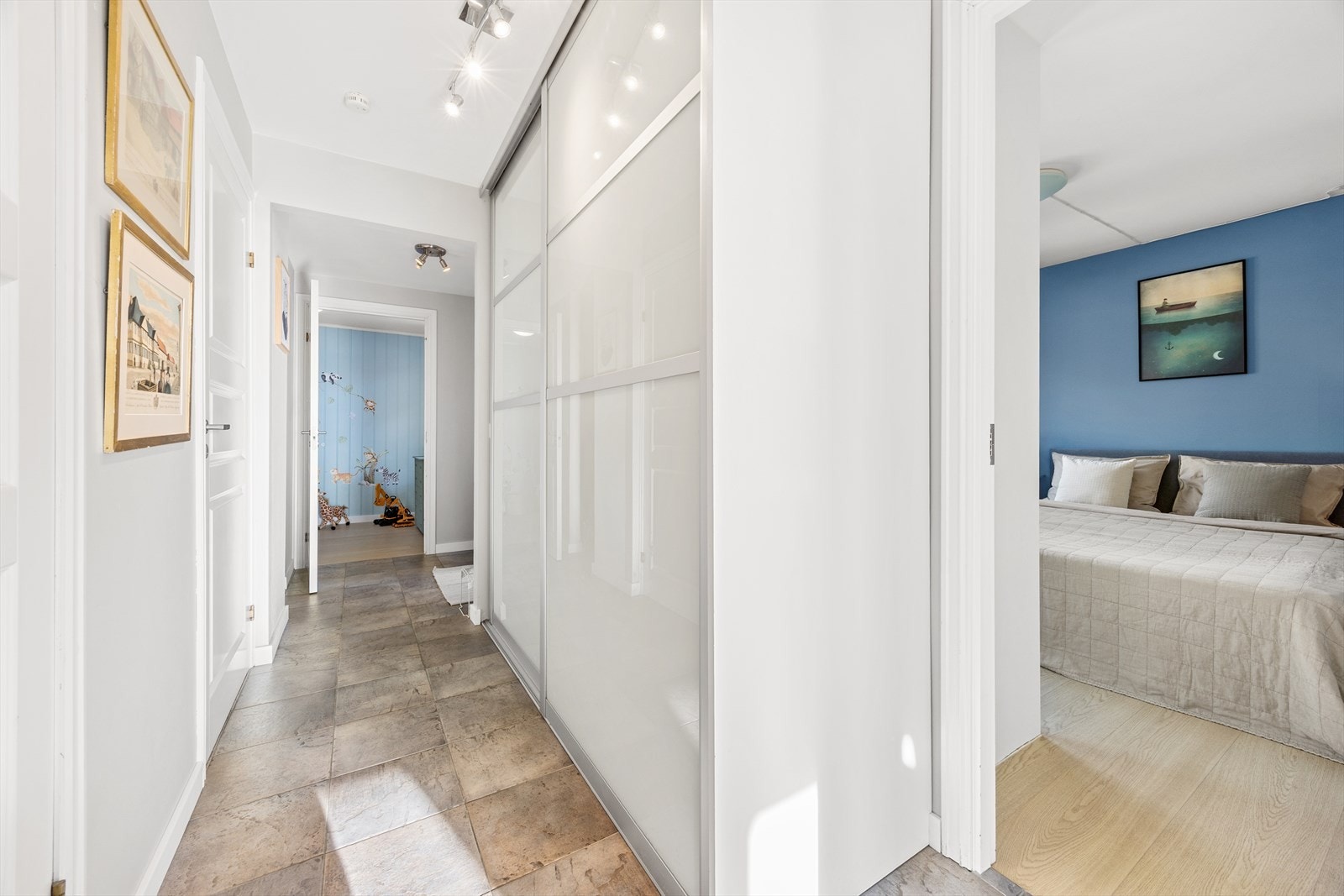 Stor skyvedørsgarderobe i entrè. Galleribilde