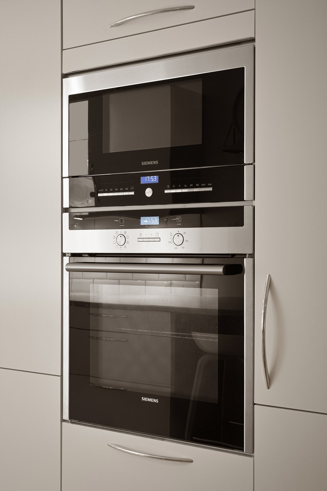 Stekeovn, mikro, induksjonstopp og kjøleskap fra Siemens. Fryser/fryseskap fra Electrolux. Samtlige medfølger salget. Galleribilde