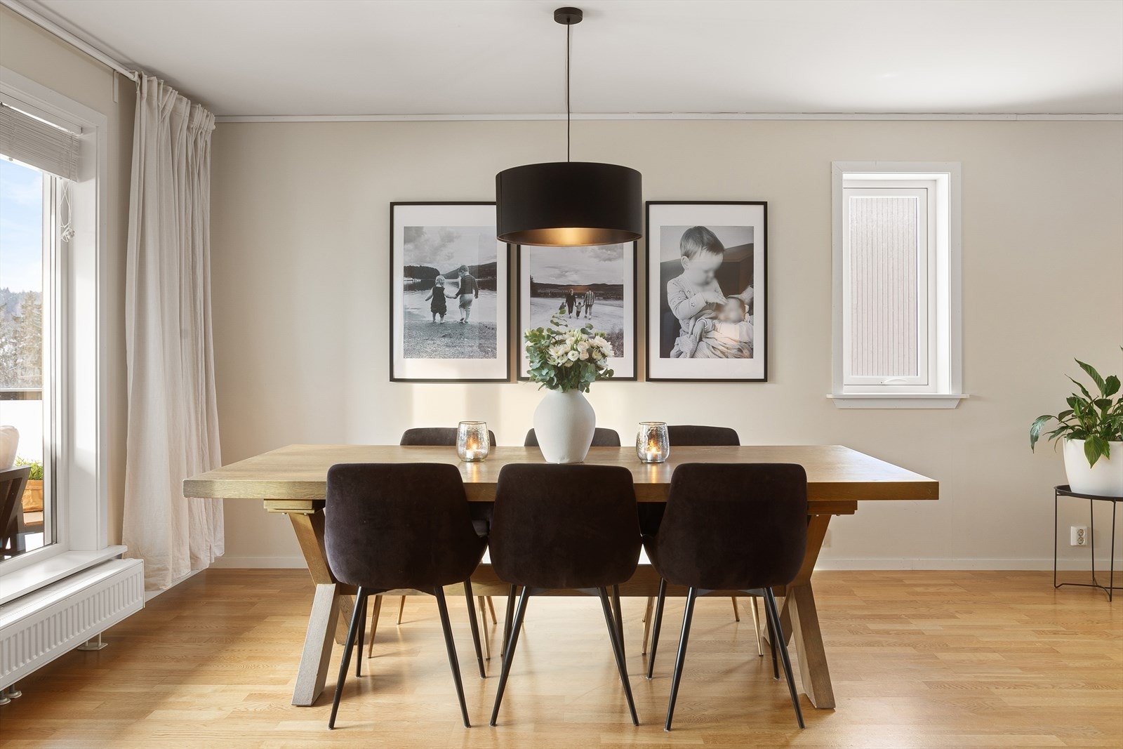 Boligen har en romslig spisestue med god plass for langbord Galleribilde