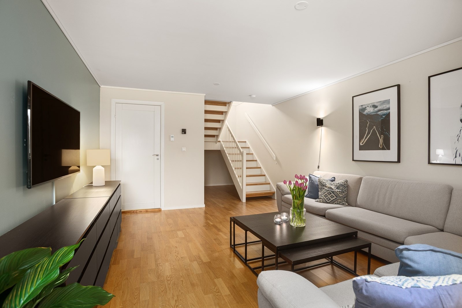 Underetasjen inneholder stue, 2 soverom, walk-in-closet, bad og vaskerom Galleribilde