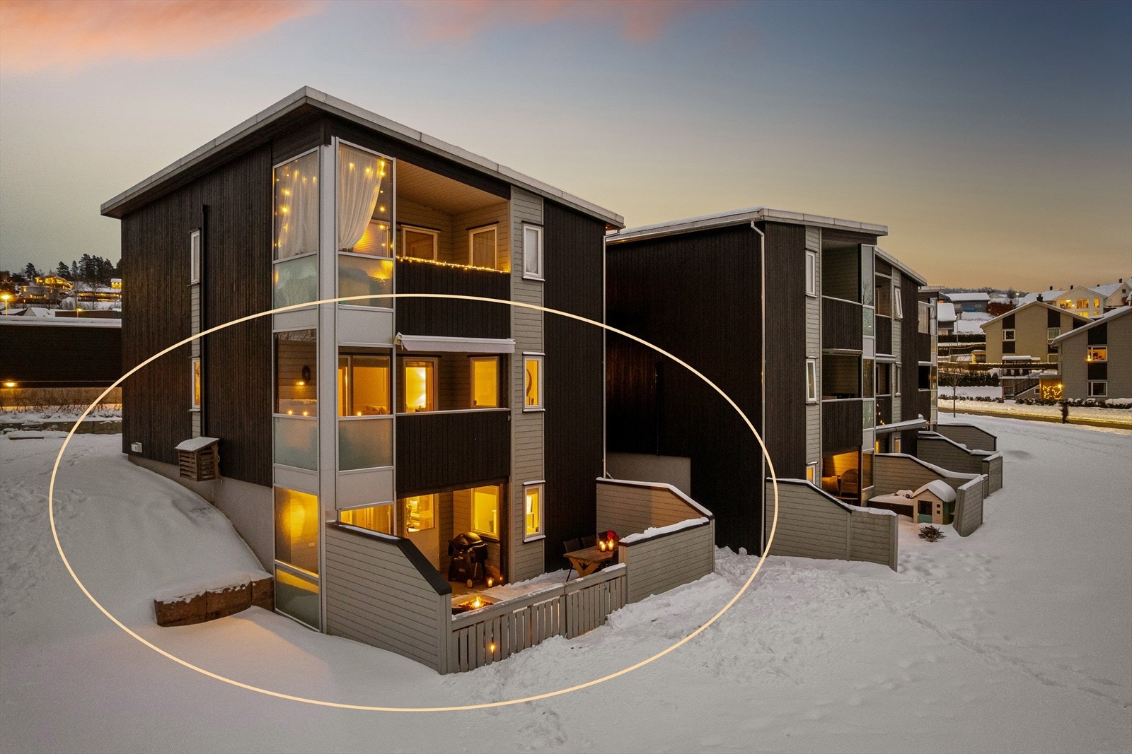 Boligen ligger meget barnevennlig til - mot grøntarealer og bilfritt tun Galleribilde