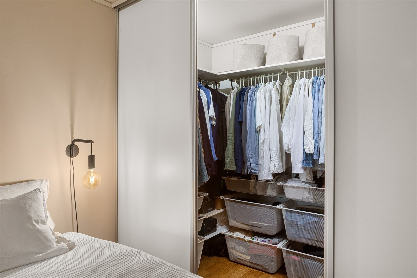 Bak skyvedørene ligger det en romslig walk-in-garderobe Galleribilde