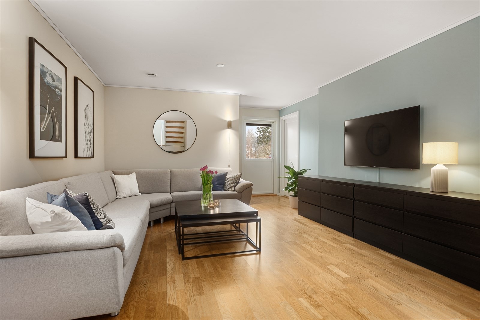 Stue med god plass for sofa og møblement Galleribilde